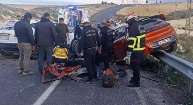 Şanlıurfa'da 2 otomobil kafa kafaya çarpış
