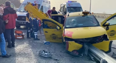 Taksi bariyere saplandı
