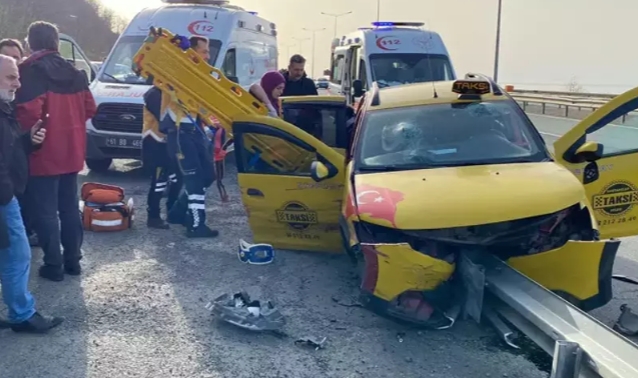 Taksi bariyere saplandı