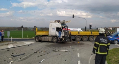 Tekirdağ'da tır yolcu minibüsüne çarptı