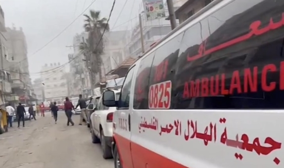 Yardım bekleyenlere yine saldırdı