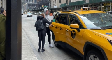 Yazar Eylem Tok ve oğlu ABD'de görüntülendi