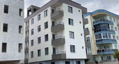 Yeni yapılan bina yan yattı