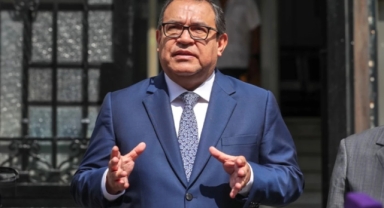 Yolsuzlukla suçlanan başbakan görevinden istifa etti 