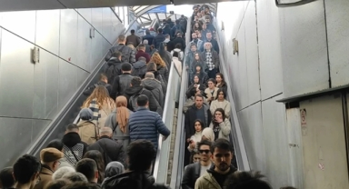 Yürüyen merdiven aniden ters yönde çalıştı