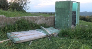 2 kişi beton bloğun altında kaldı