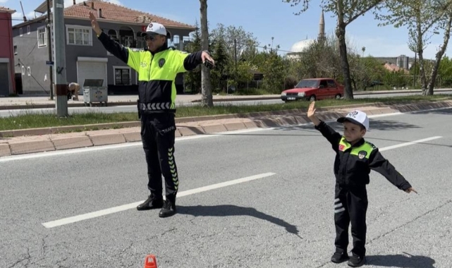 23 Nisan'da çocuklar trafik polisi oldu
