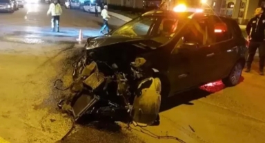 Ambulans ile otomobil çarpıştı