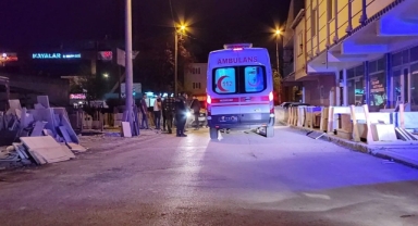 Babasını bıçaklayıp sokakta tabanca ile ateş açtı