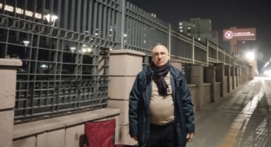 Bakanlığın önünde oturma eylemi başlattı