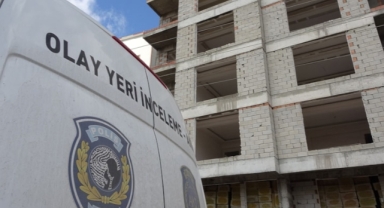 Beton kalıbın altında ezildi