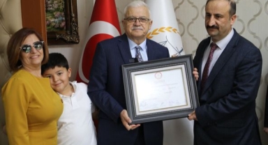 BURHANİYE BELEDİYESİ BAŞKANI DEVECİLER MAZBATASINI ALDI