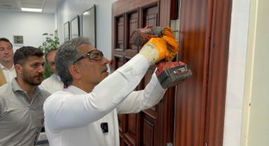 CHP'den Seçime Giren Gemlik Belediye Başkanlığını Kazanan Şükrü Deviren makam kapısını söktü