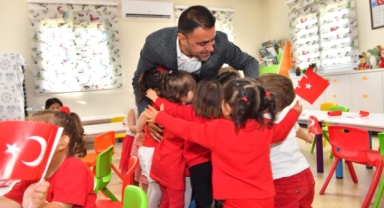 Çukurova Belediye Başkanı Emrah Kozay 23 Nisan’ı çocuklarla karşıladı. 