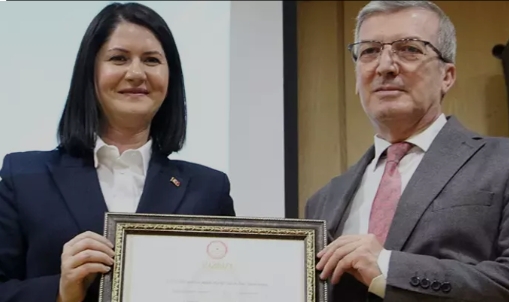 Edirne Belediye Başkanı Akın mazbatasını aldı