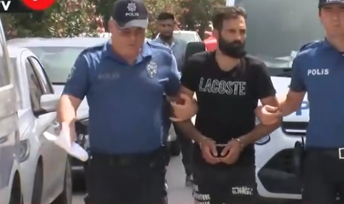 Eşini en yakın arkadaşı ile yakaladı