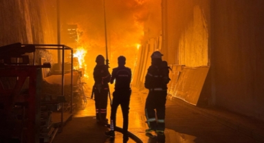 Fabrikayı alevler sardı