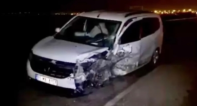 Hafif ticari araç ile otomobil çarpıştı