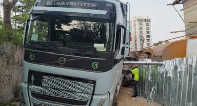 Hafriyat kamyonu yan yattı