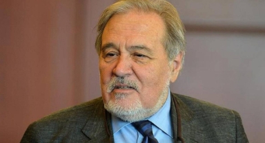 İlber Ortaylı uçakta fenalaştı