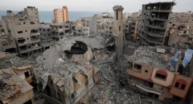 İsrail Gazze'de cami bombaladı