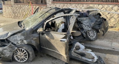 İzmir'de otomobil takla attı