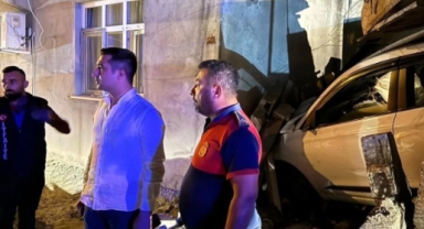 Kadirli'de otomobil evin duvarına çarptı