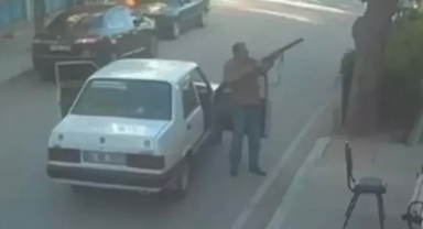 Kahvehaneye geldi ve kurşun yağdırdı