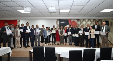 Kemer Belediye Başkanı Necati Topaloğlu mazbatasını aldı