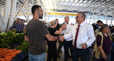 Kemer Belediye Başkanı Necati Topaloğlu’ndan pazar esnafına ziyaret 