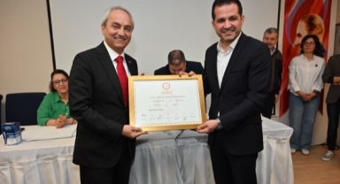 Kepez Belediye Başkanı Mesut Kocagöz, mazbatasını aldı