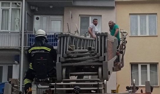 Komşusunun balkonunda mahsur kaldı