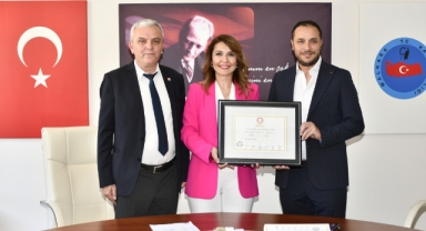 MALKARA TARİHİNİN İLK KADIN BELEDİYE BAŞKANI NERGİZ KARAAĞAÇLI ÖZTÜRK MAZBATASINI TESLİM ALDI
