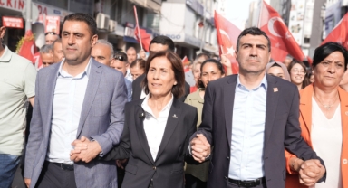 MAZBATASINI ALDI, MİMOZA ÇİÇEKLERİYLE SEYHAN BELEDİYESİNE YÜRÜDÜ