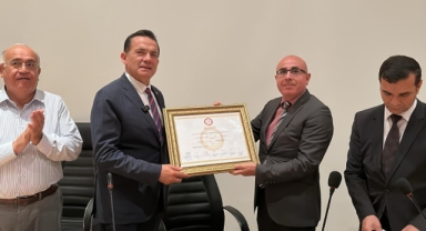 Mersin Yenişehir Belediye Başkanı seçilen Abdullah Özyiğit, mazbatasını aldı