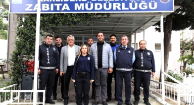 Narlıdere Belediye Başkanı Erman Uzun pazar esnafıyla ve vatandaşlarla sohbet etti