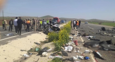 Şanlıurfa'da otomobil ile kamyon çarpıştı