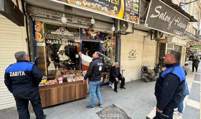 Şehirdeki Arapça tabelalar bir bir sökülüp atılıyor