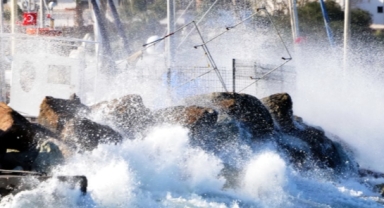 Şiddetli lodos turistik ilçede etkili oldu