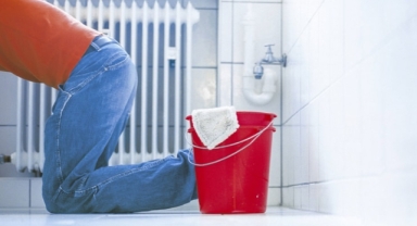 Su kovasına düşen çocuk hastanelik oldu