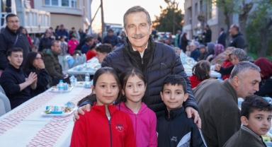 Tepebaşı Belediye Başkanı Dt. Ahmet Ataç iftar programında mahalle sakinleri ile bir araya geldi.