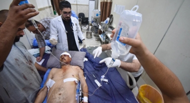 Tır şoförü yayaların üstüne sürdü