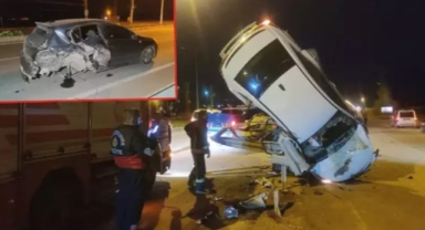 Van'da kaza yapan otomobil asılı kaldı