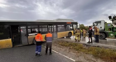 Yoldan çıkan İETT otobüsü bariyerlere çarptı