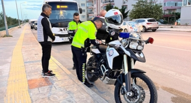 Alkollü sürücüyü yolcular fark etti