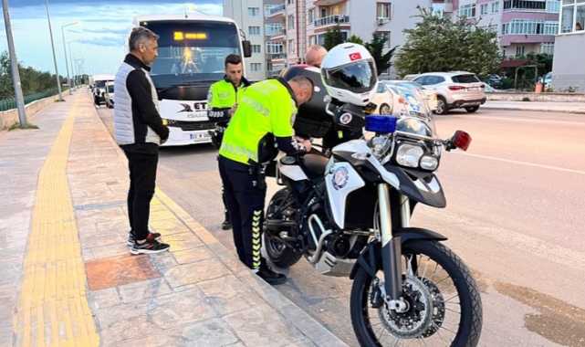 Alkollü sürücüyü yolcular fark etti