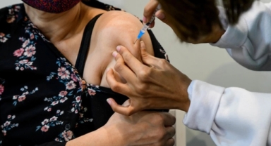 AstraZeneca koronavirüs aşılarını dünya çapında geri çekme kararı aldı