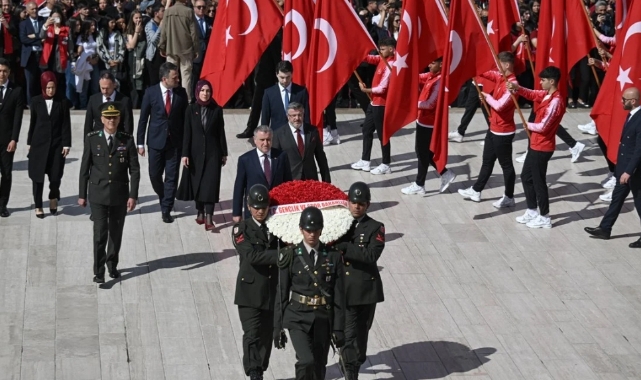 Bakan Bak ve gençler Anıtkabir'de