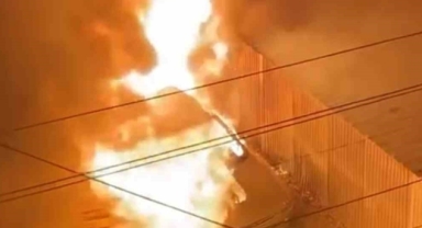 Garajda park halindeki 2 otomobil alev aldı