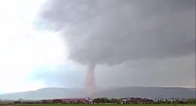 Hortum ilçeyi altüst etti